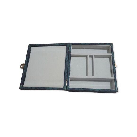 Latching poker set box in green and blue plaid - Picture 2 of 4